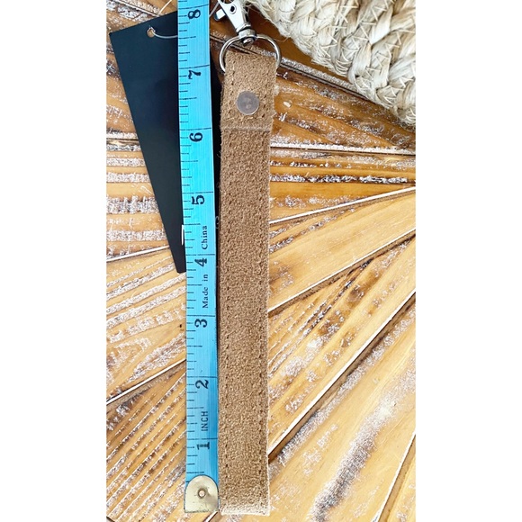 NWT Fashionable Raffia Clutch / Wristlet - Picture 3 of 9